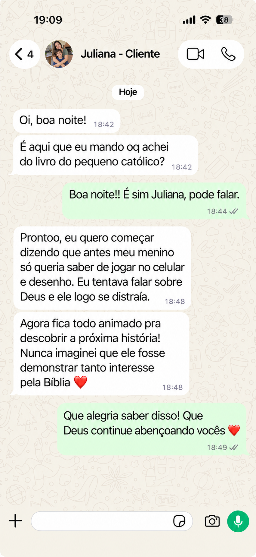Mãe relata que o filho, antes distraído pelo celular, agora espera animado pela próxima história bíblica.