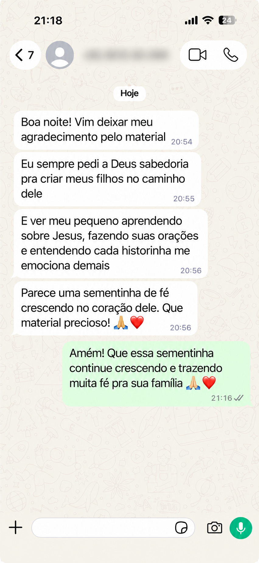 Mãe se emociona ao ver o filho aprender sobre Jesus, fazer orações e entender as histórias.